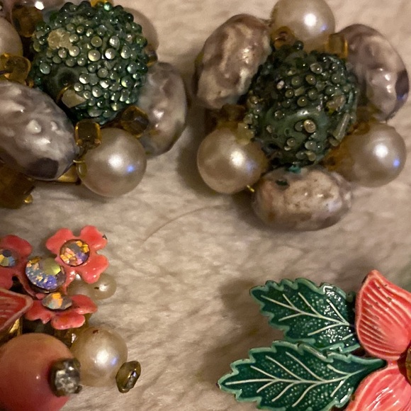 Two pair vintage clip earrings (CO) - Picture 2 of 12